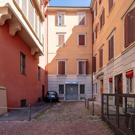 Ground Floor Luxe Historic Studio City Centre Apartment Bologna Bagian luar foto