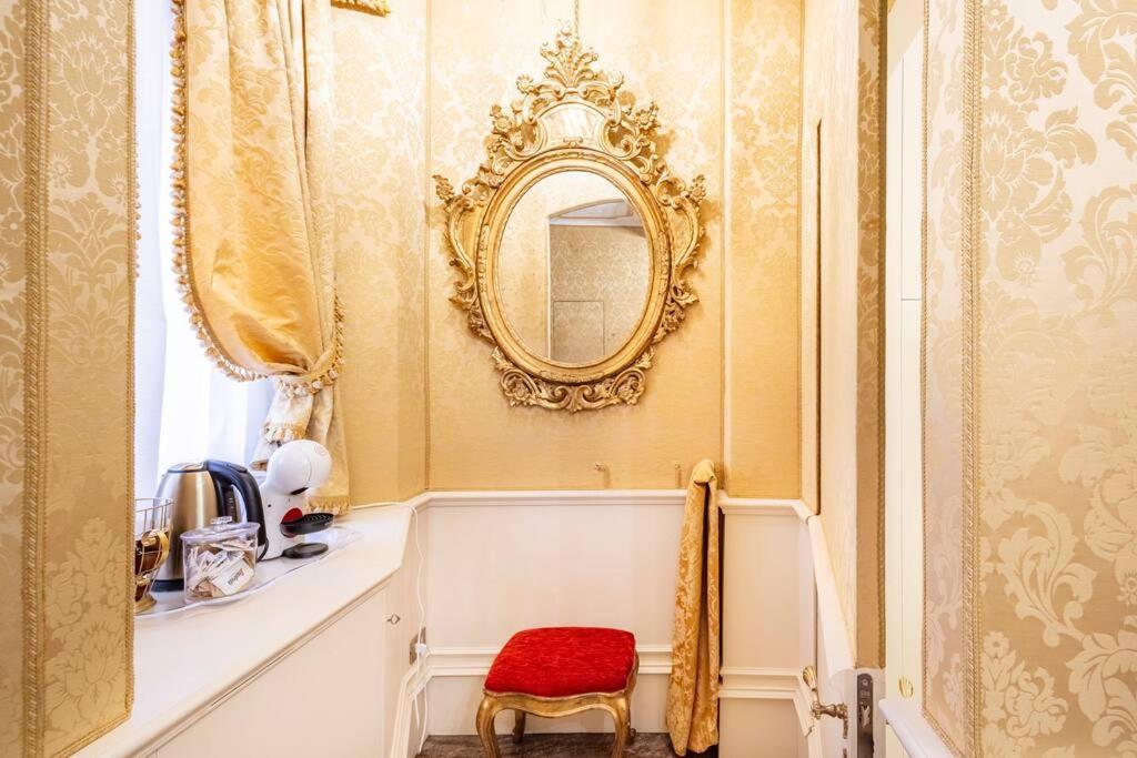 Ground Floor Luxe Historic Studio City Centre Apartment Bologna Bagian luar foto
