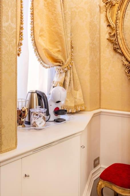 Ground Floor Luxe Historic Studio City Centre Apartment Bologna Bagian luar foto