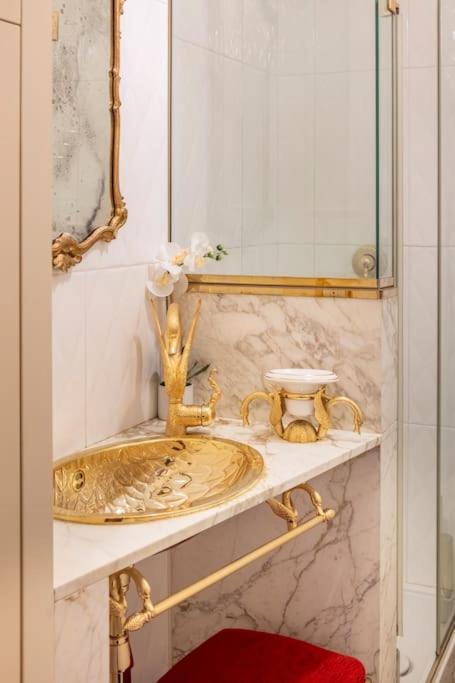 Ground Floor Luxe Historic Studio City Centre Apartment Bologna Bagian luar foto