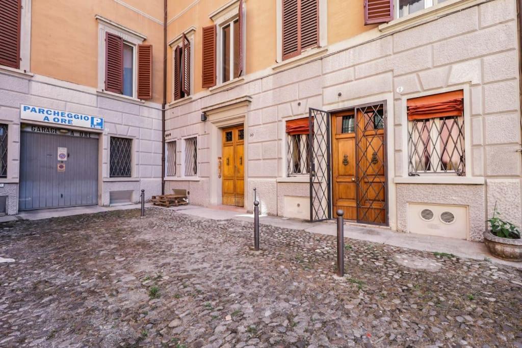 Ground Floor Luxe Historic Studio City Centre Apartment Bologna Bagian luar foto