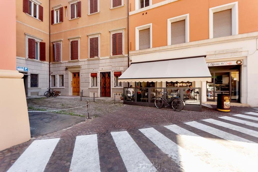 Ground Floor Luxe Historic Studio City Centre Apartment Bologna Bagian luar foto