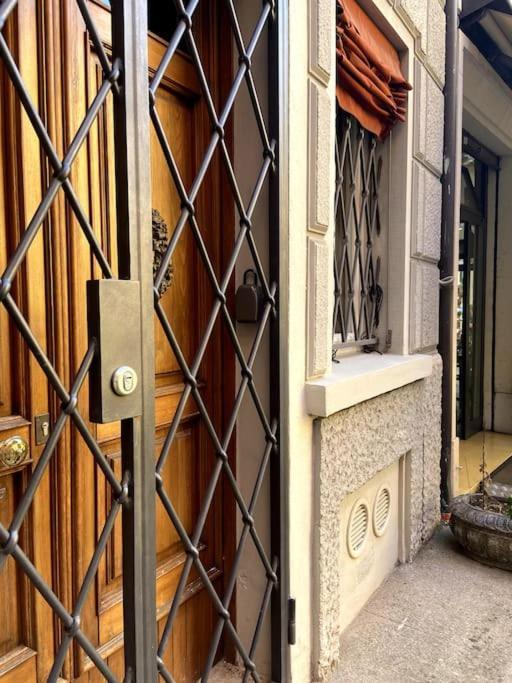 Ground Floor Luxe Historic Studio City Centre Apartment Bologna Bagian luar foto