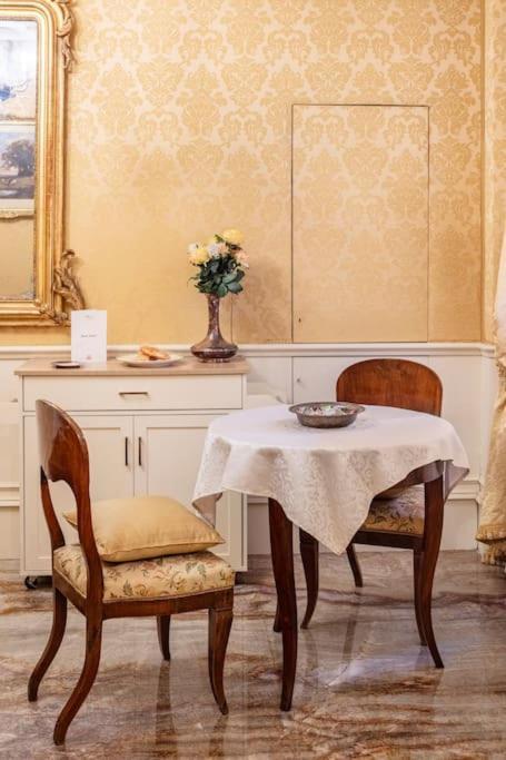 Ground Floor Luxe Historic Studio City Centre Apartment Bologna Bagian luar foto
